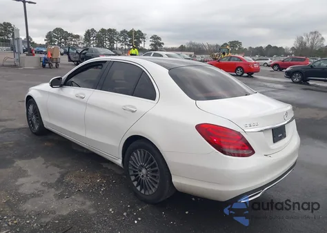 2016 Mercedes-Benz C 300 Luxury 4Matic z USA, uszkodzony, nr VIN 55SWF4KB8GU165786